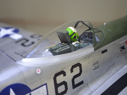 Phoenix Model P51 MUSTANG 1,41m 55,5'' W/Electric Retract Model airplane with a pilot figure inside, featuring the number 62 on the side.